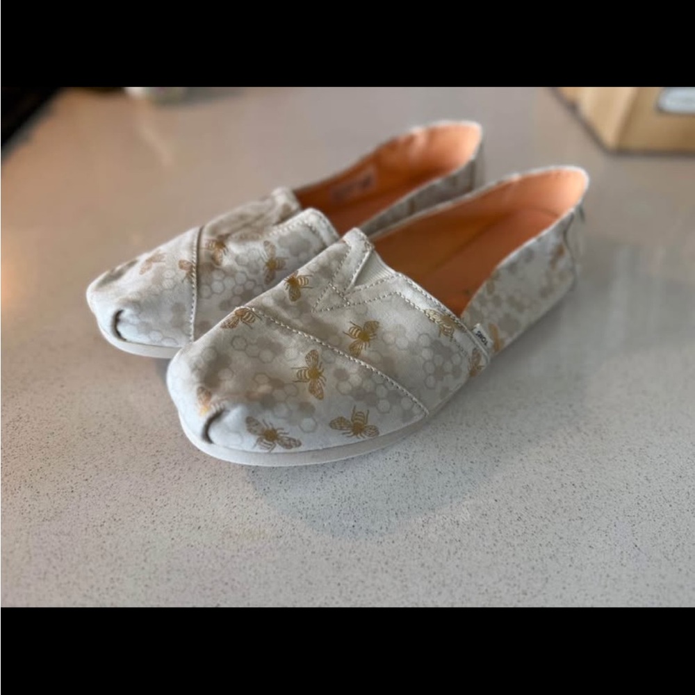Toms Women's Cream and Gold Patterned Flats